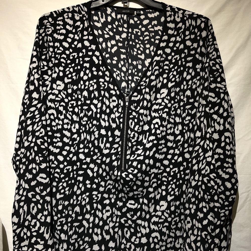 APT. 9  Ladies Blouse with front zip NWOT in XL
